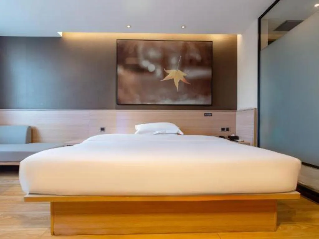 Iu Hotel Zhengzhou Wenhua Road Sanquan Road Branch 2*,  China